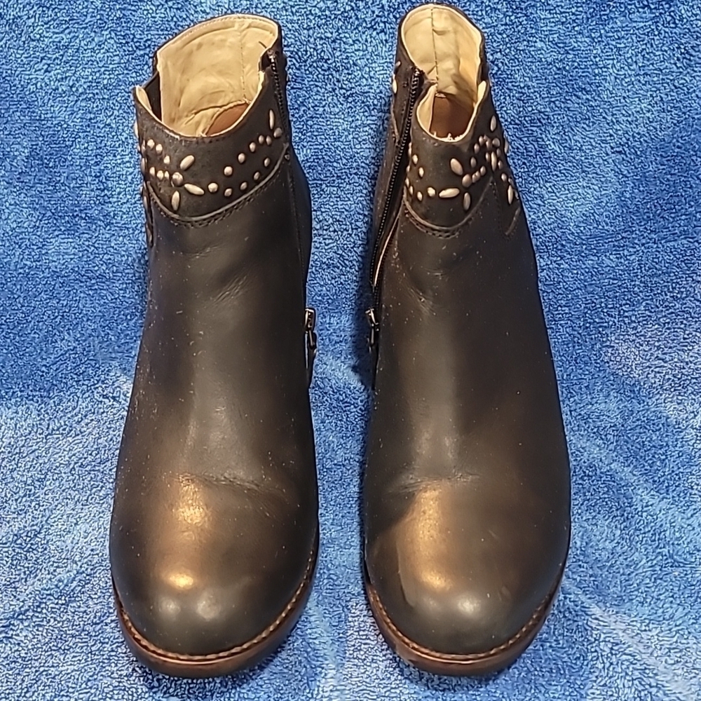 OluKai Ho'Ohilu Woman's Boot. SIZE 10. 3 Inch heels. Box included - Picture 2 of 9